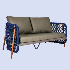 Sofá Belga com estrutura de alumínio e madeira cumarú, revestida com Corda Náutica.